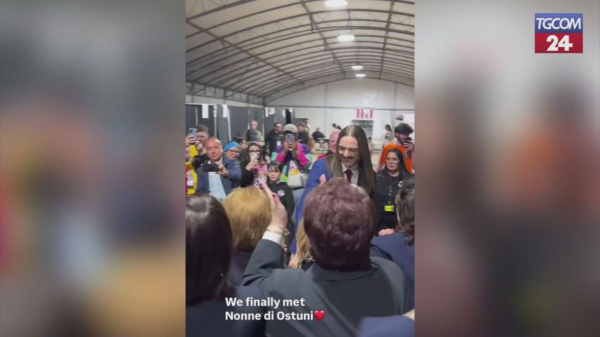 Tommy Cash incontra le "nonne di Ostuni"