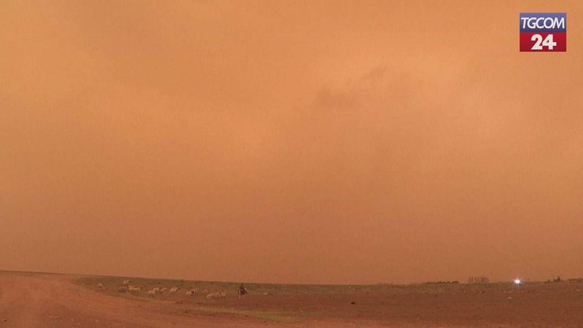 Siria, la tempesta di sabbia tinge di arancione il paesaggio
