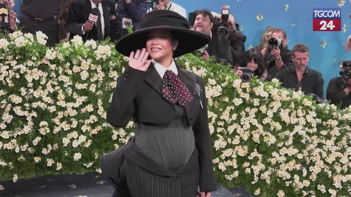 Rihanna incinta, l'annuncio con il pancione al Met Gala