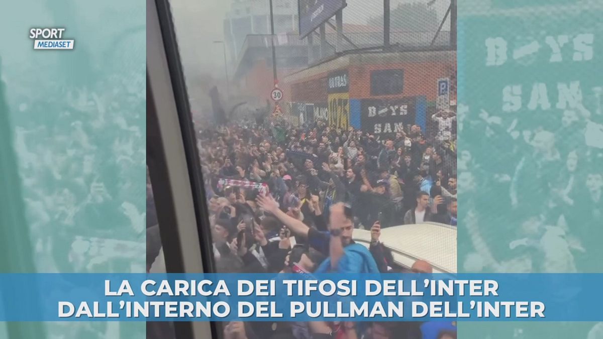 La carica dei tifosi nerazzurri dall'interno del pullman dell'Inter