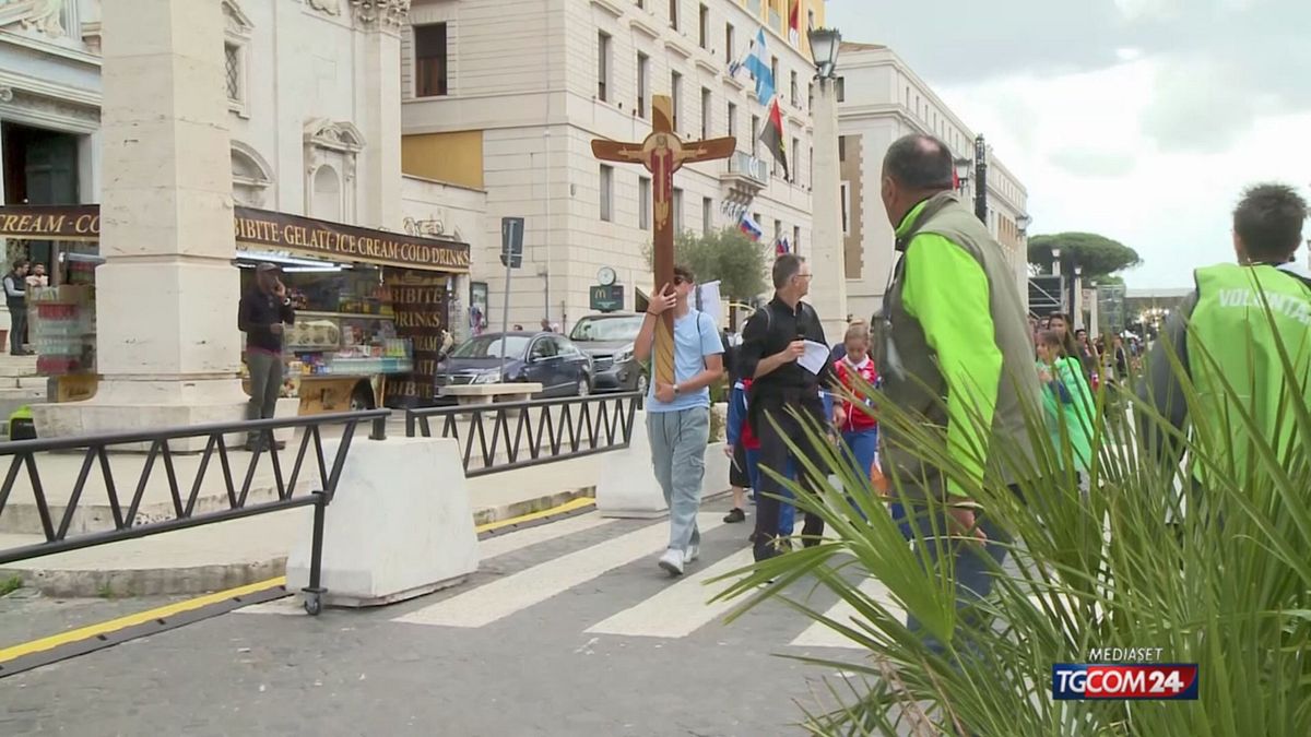 12.00 LA PIAZZA DEL CONCLAVE, VOCI SRV