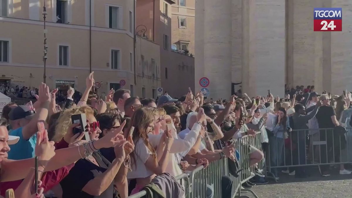 Fumata bianca, l'esultanza della folla in piazza San Pietro