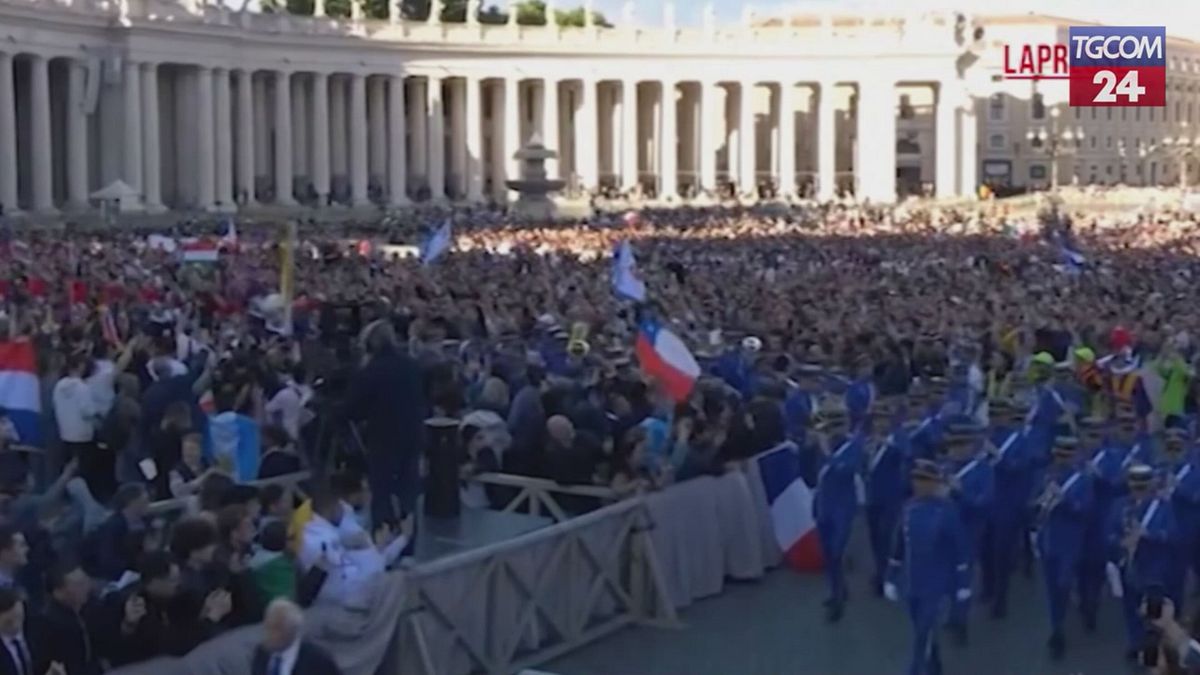 Elezione Papa, dopo la fumata bianca la banda in piazza San Pietro