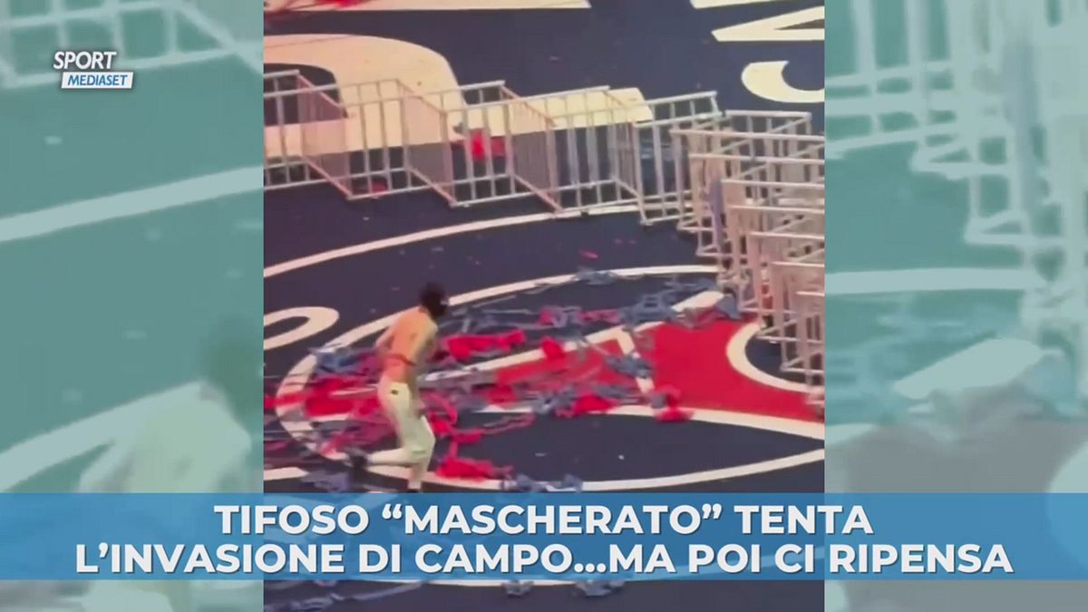 Tifoso "mascherato" tenta l'invasione di campo...ma poi ci ripensa