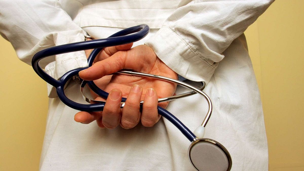 Milano, violenze sessuali su 4 pazienti: medico-sindaco arrestato