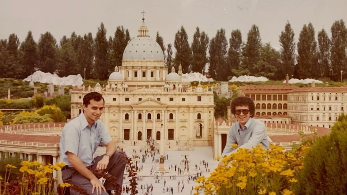 Robert Francis Prevost, oggi Papa Leone XIV, posa davanti alla riproduzione della Basilica di San Pietro a fine Anni 70