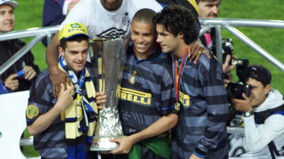 Nel 1998 la vittoria della Coppa Uefa contro la Lazio, indossando la terza maglia (che allora era grigia e nera)