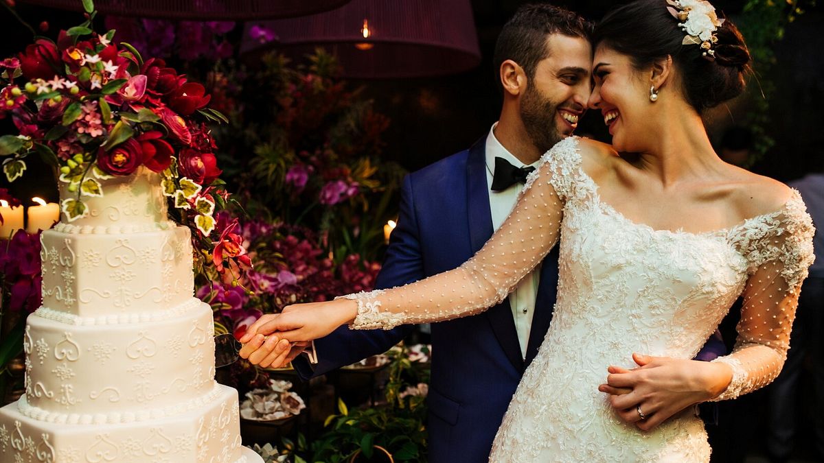 E alla fine: per andarsene occorre aspettare il taglio della torta e il lancio del bouquet