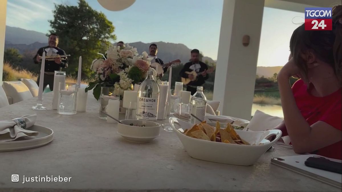 Sorpresa per Hailey Bieber: serenata mariachi al ristorante