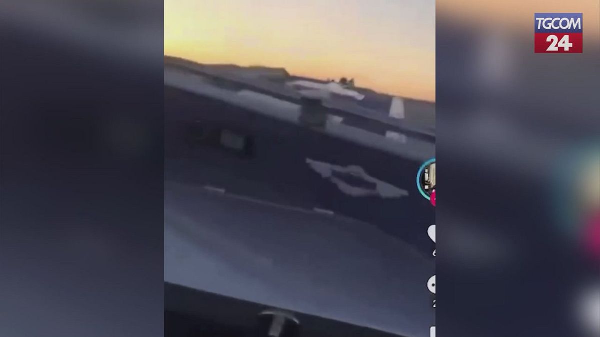 Golfo di Napoli, con il motoscafo tagliano la strada a un traghetto