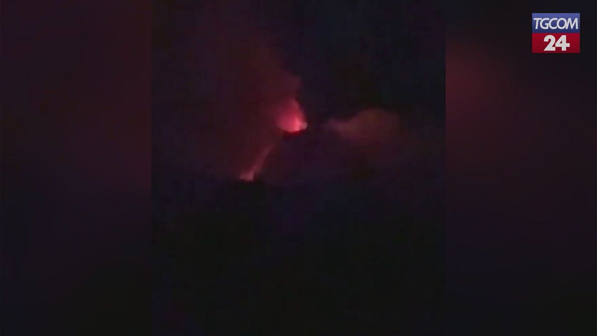 Etna, colate e nube eruttiva dal cratere di Sud-Est