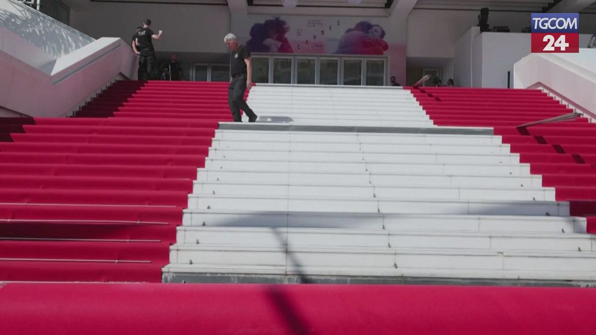 Festival di Cannes, srotolato il tappeto rosso in vista della serata di apertura