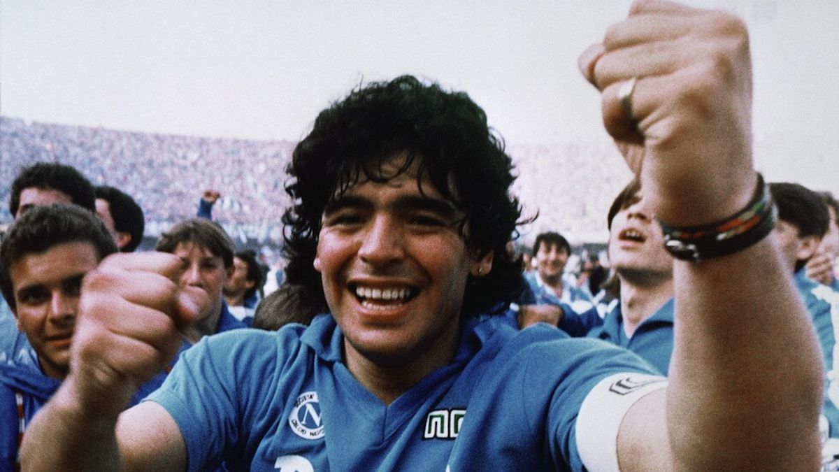 L'eroe dello scudetto non può che essere Diego Armando Maradona. È anche grazie alla giocate del Pibe de Oro che il Napoli chiude la stagione con 42 punti davanti a Juventus e Inter 