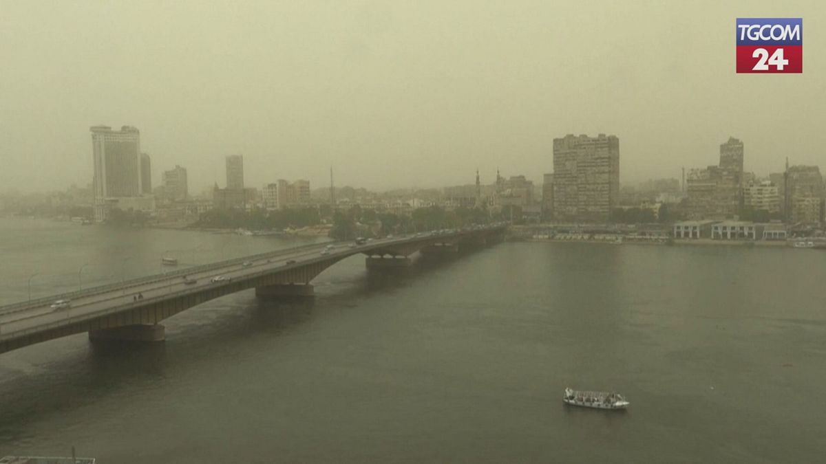 Egitto, tempesta di sabbia al Cairo: città avvolta da una nube