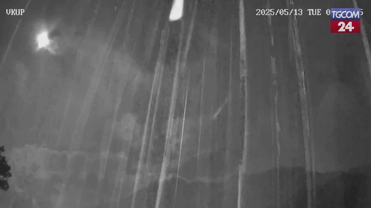 Filippine, l'eruzione notturna del Kanlaon: il vulcano sprigiona colate piroclastiche