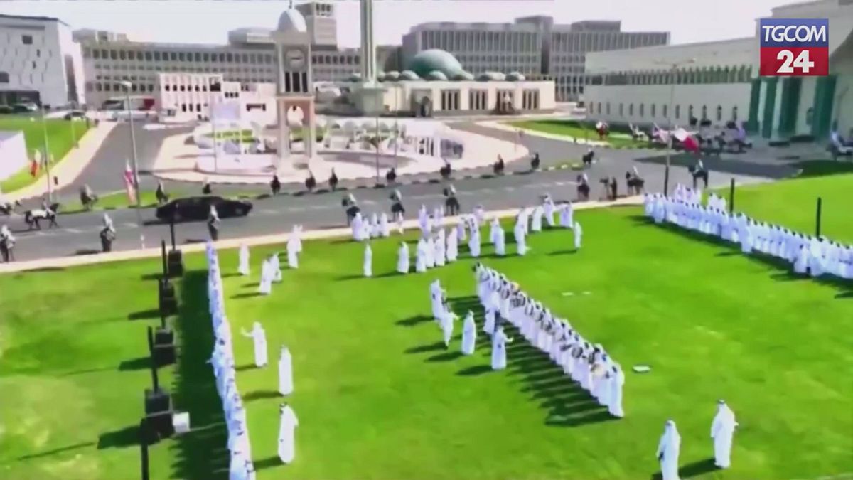 Qatar, l'incredibile cerimonia per l'arrivo di Trump a Doha