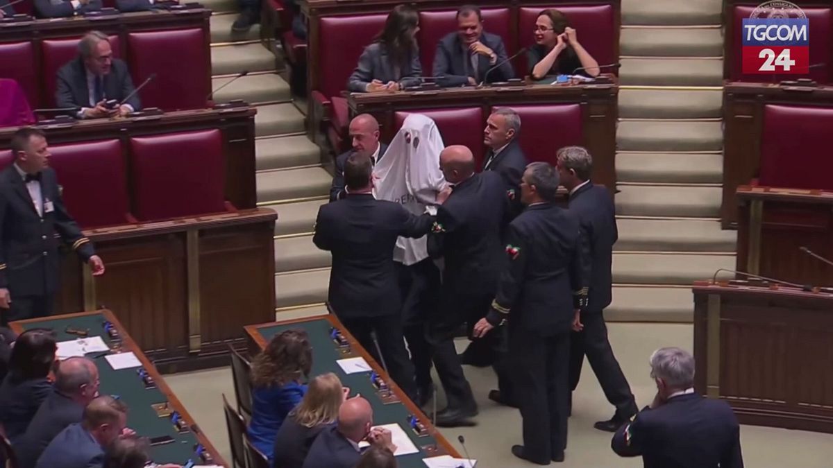 Il deputato Riccardo Magi alla Camera travestito da fantasma, espulso
