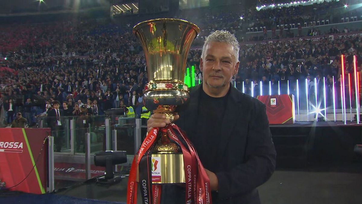 Milan-Bologna, Baggio porta il trofeo della Coppa Italia in campo