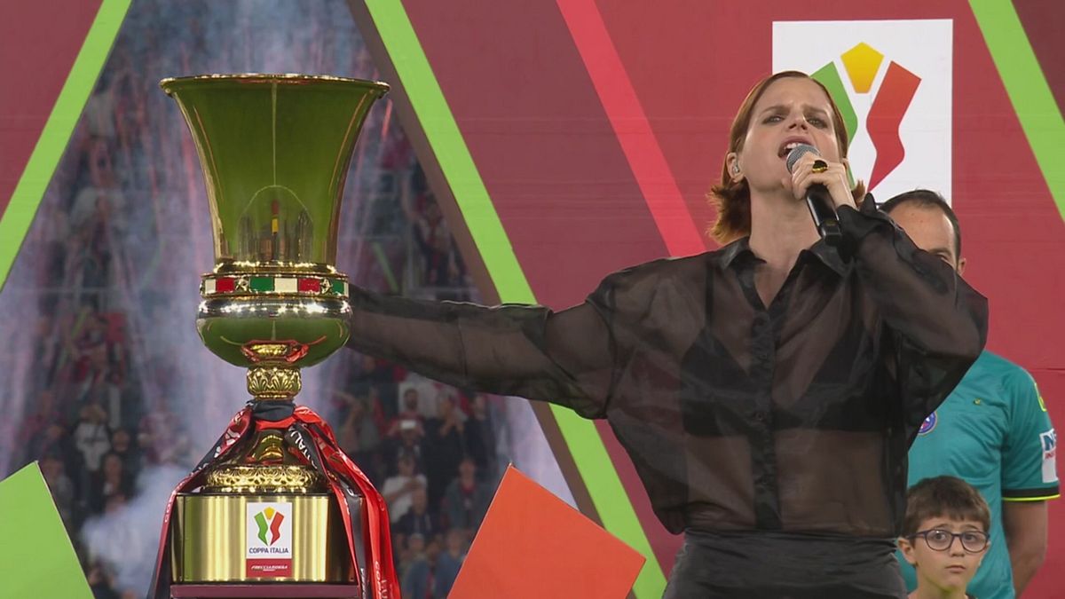 Chiara canta l'Inno d'Italia prima di Milan-Bologna