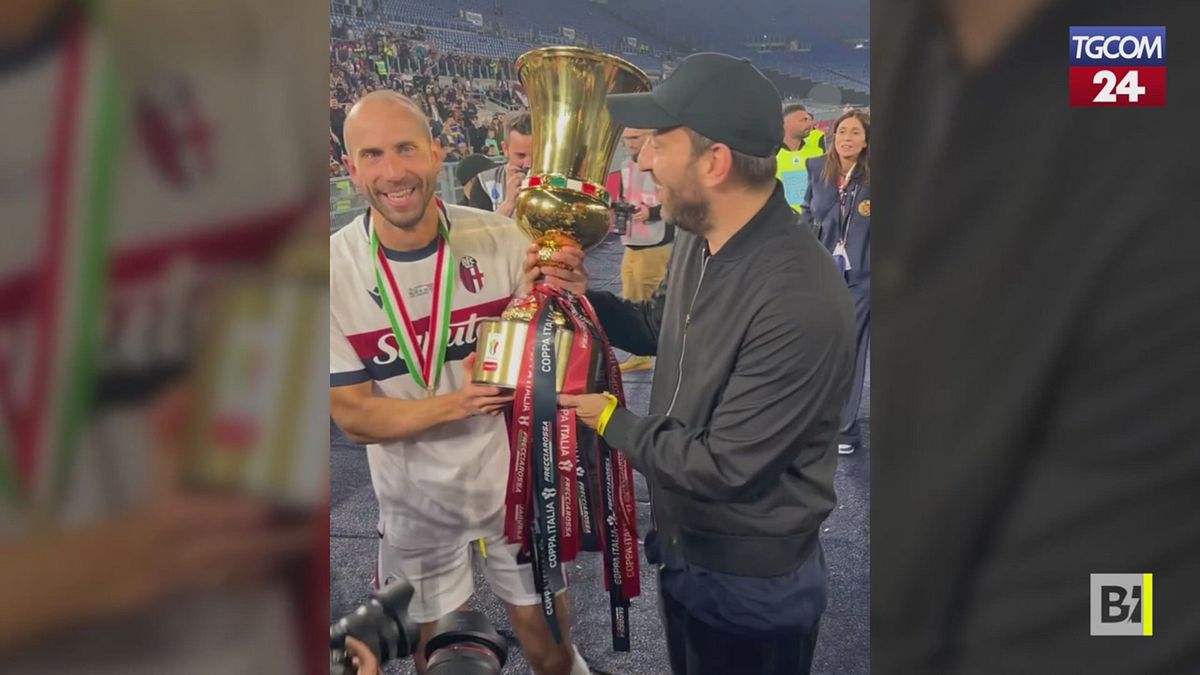 Festa per il Bologna, Cesare Cremonini bacia la Coppa Italia