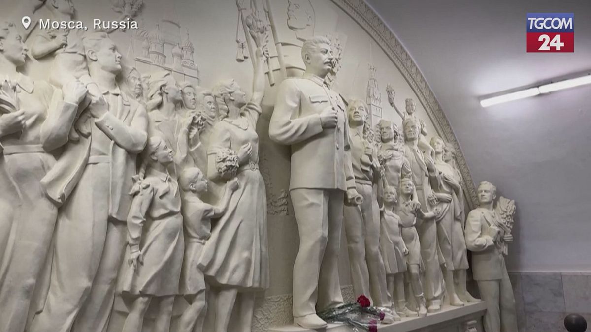 Mosca rispolvera Stalin: nella metropolitana torna il bassorilievo rimosso nel '61