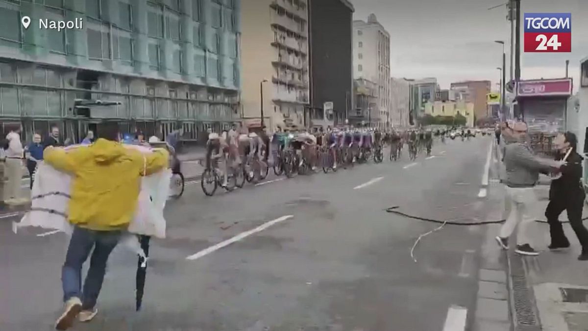 Protesta proPal al Giro d'Italia, manifestante si lancia tra i ciclisti: evitato per un soffio