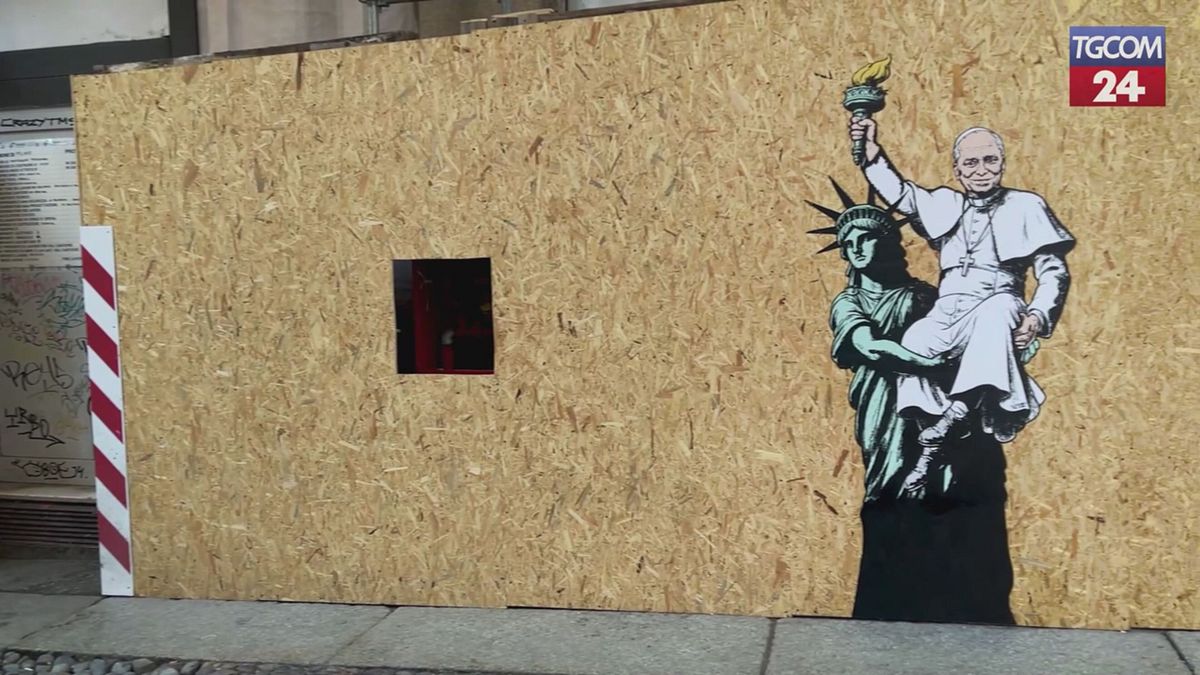 Papa Leone XIV sorretto dalla Statua della Libertà: il murale in centro a Milano