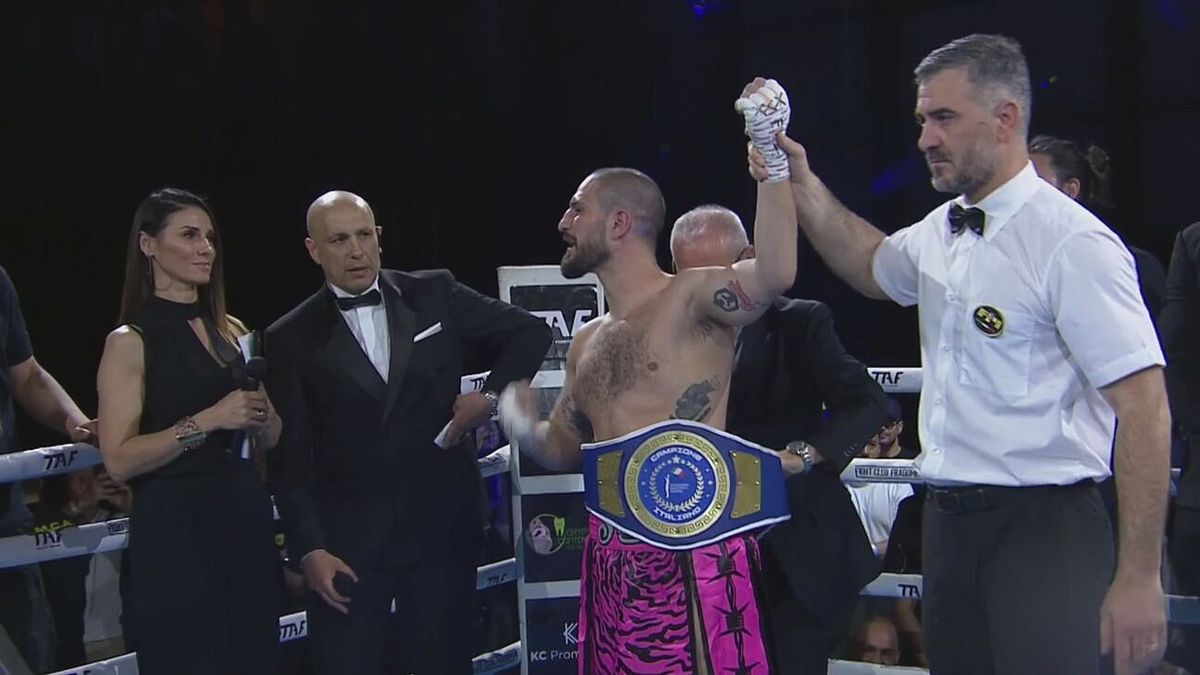 Morelli alza la cintura del campione italiano di pesi medi