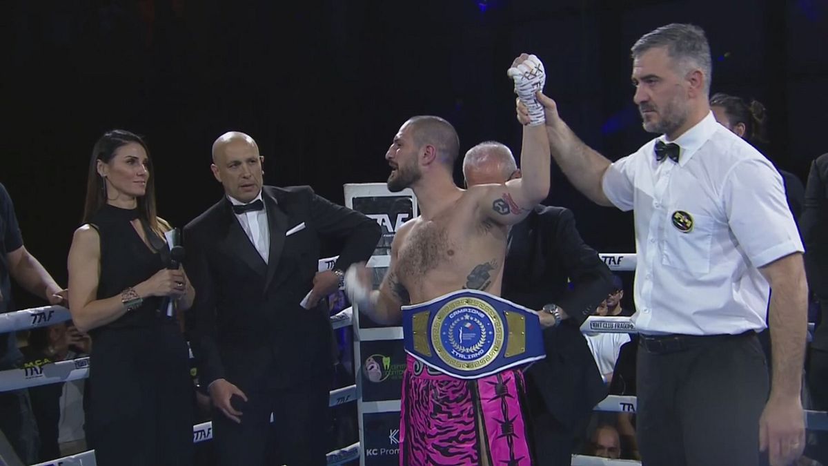 Morelli alza la cintura del campione italiano di pesi medi