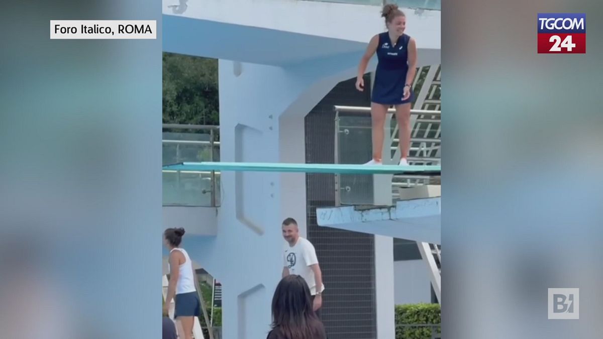 Internazionali d'Italia, Sara Errani e Jasmine Paolini festeggiano la vittoria con un tuffo