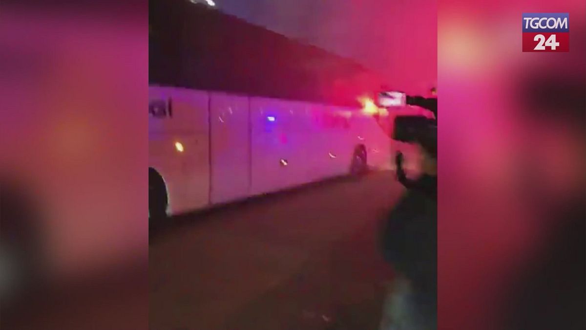 Bandiere e fumogeni, l'accoglienza dei tifosi al rientro del Napoli