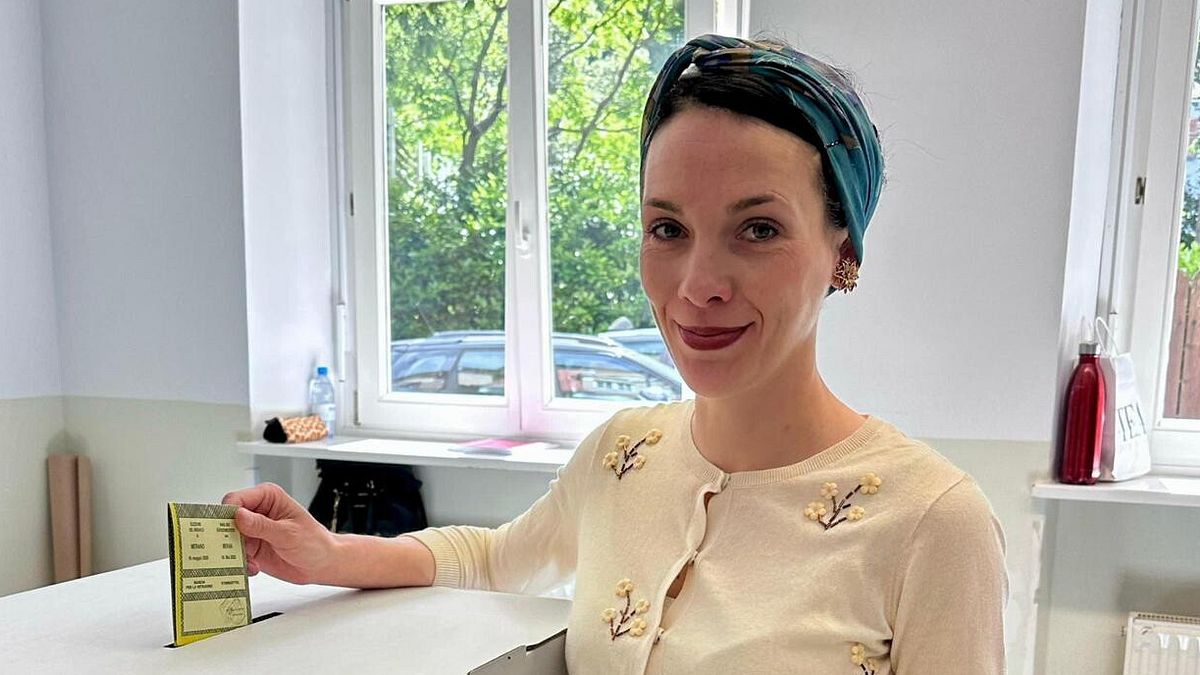 Katharina Zeller vota al ballottaggio che l'ha vista vincere con il 57,4% delle preferenze: è la neo sindaca di Merano