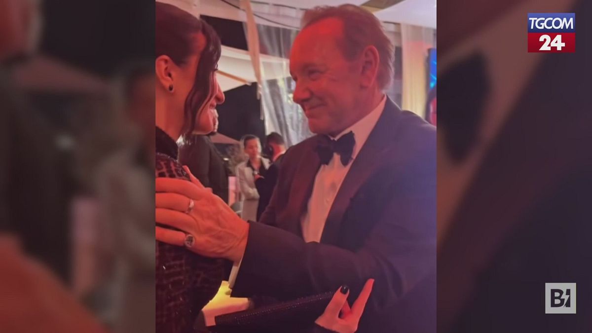 A Cannes l'abbraccio tra Laura Pausini e Kevin Spacey