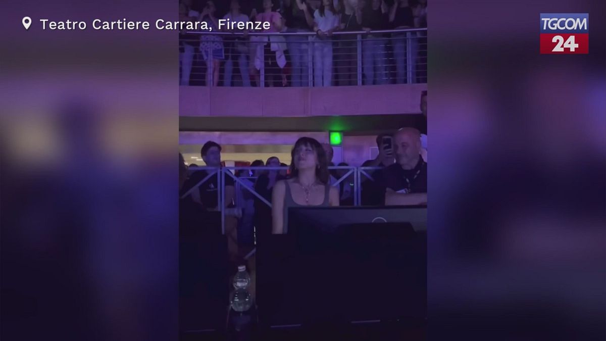 Firenze, Angelina Mango tra il pubblico al concerto di Olly: la cantante si commuove