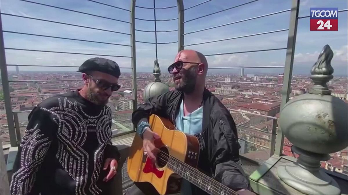 Torino, i Negramaro suonano a sorpresa in cima alla Mole Antonelliana