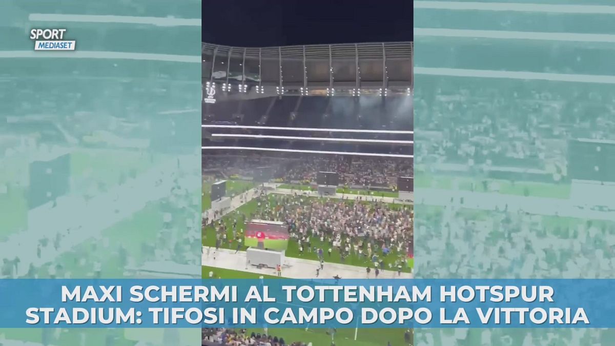 Schermi allo stadio del Tottenham: tifosi invadono il campo dopo a vittoria