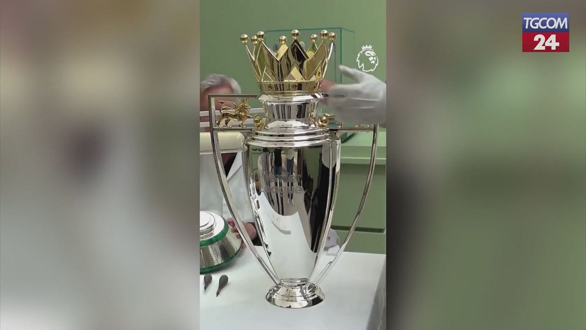 Premier, così viene "preparata" la coppa per il Liverpool campione