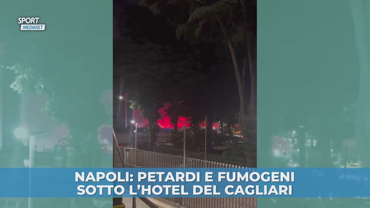 Petardi e fumogeni sotto l'hotel del Cagliari