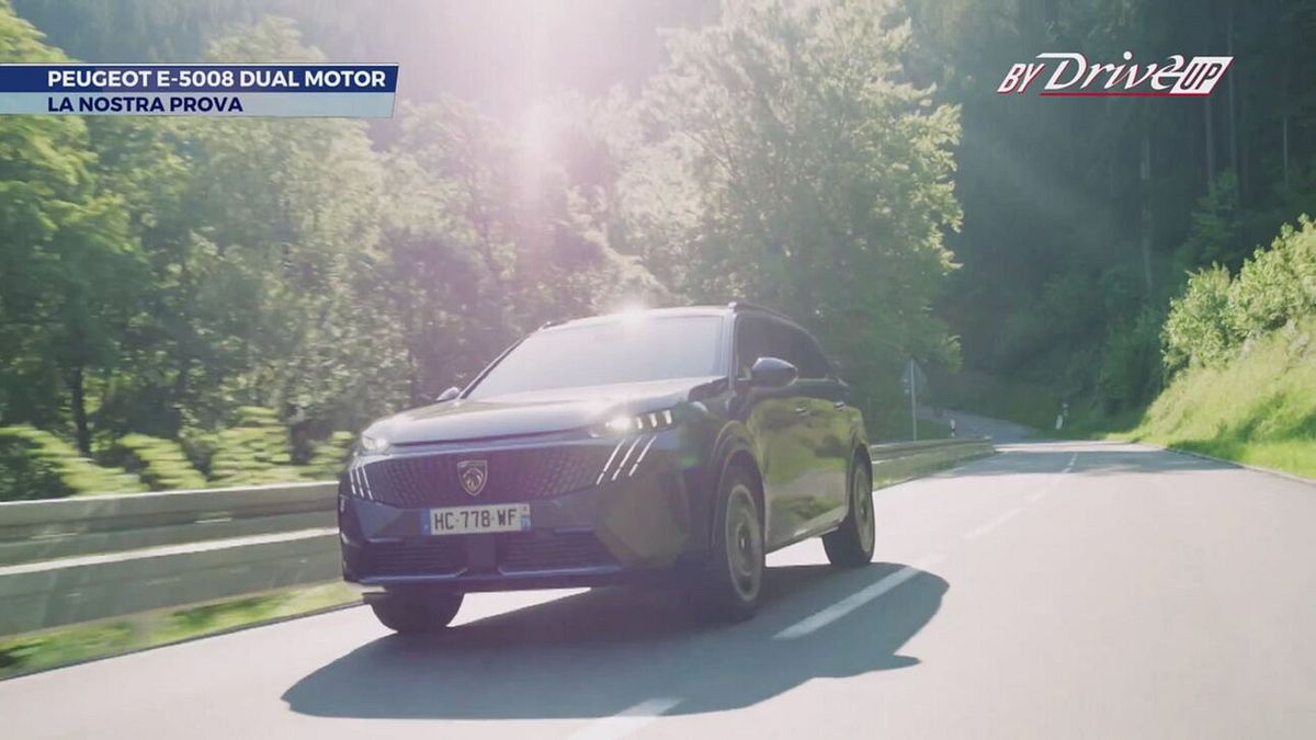 A bordo della Nuova Peugeot E-5008