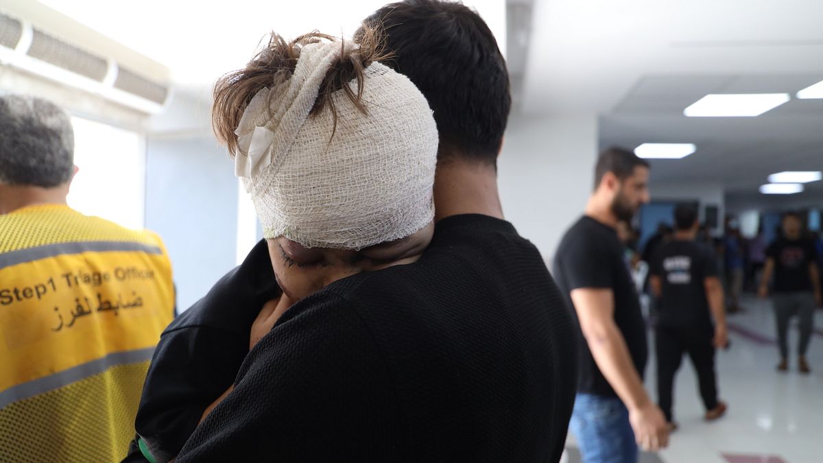 Palestina - Un bambino ferito all'ospedale Al Shifa di Gaza.