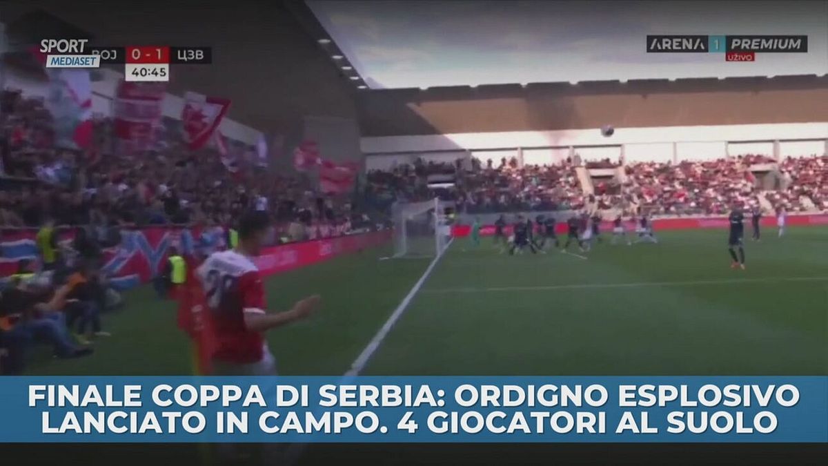 Ordigno esplosivo in campo, giocatori crollano a terra