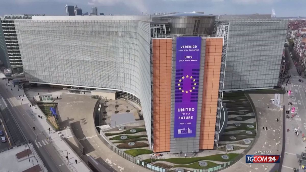12.00 DAZI, TRUMP MINACCIA, UE RISPONDE SRV