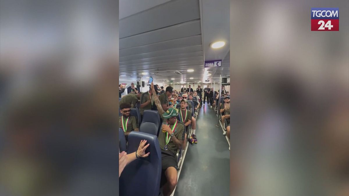 Napoli, l'arrivo via mare dei Campioni d'Italia