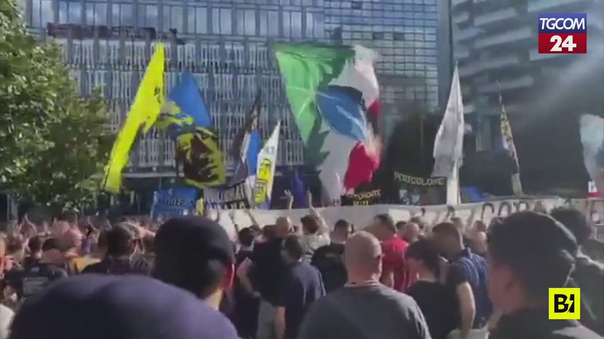 Champions, gli ultrà interisti protestano sotto la sede della società