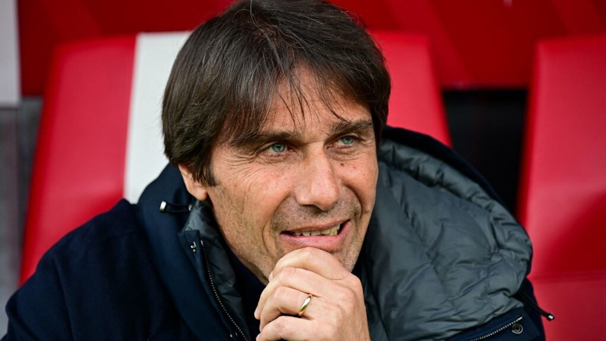 Antonio Conte: il Napoli sta tentando il tutto per tutto per farlo restare, la Juventus attende perché è la prima scelta per la panchina bianconera