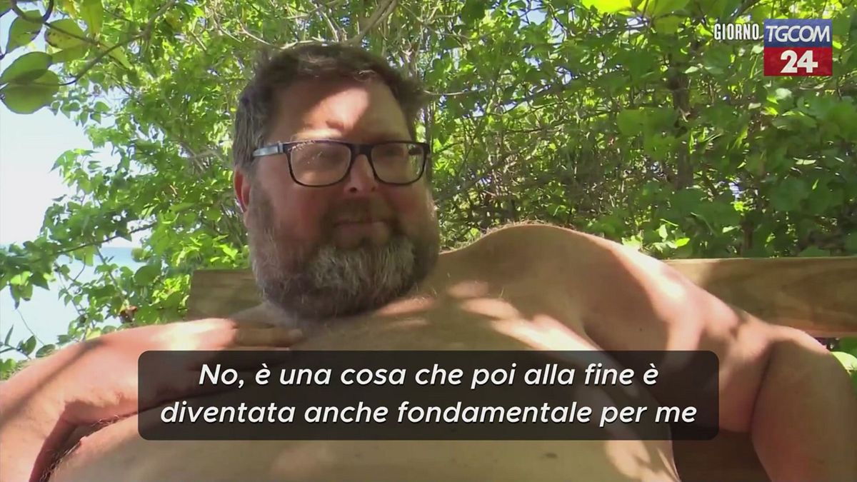 "L'isola dei famosi", Mario Adinolfi confessa: "Sono ingrassato dopo il suicidio di mia sorella"