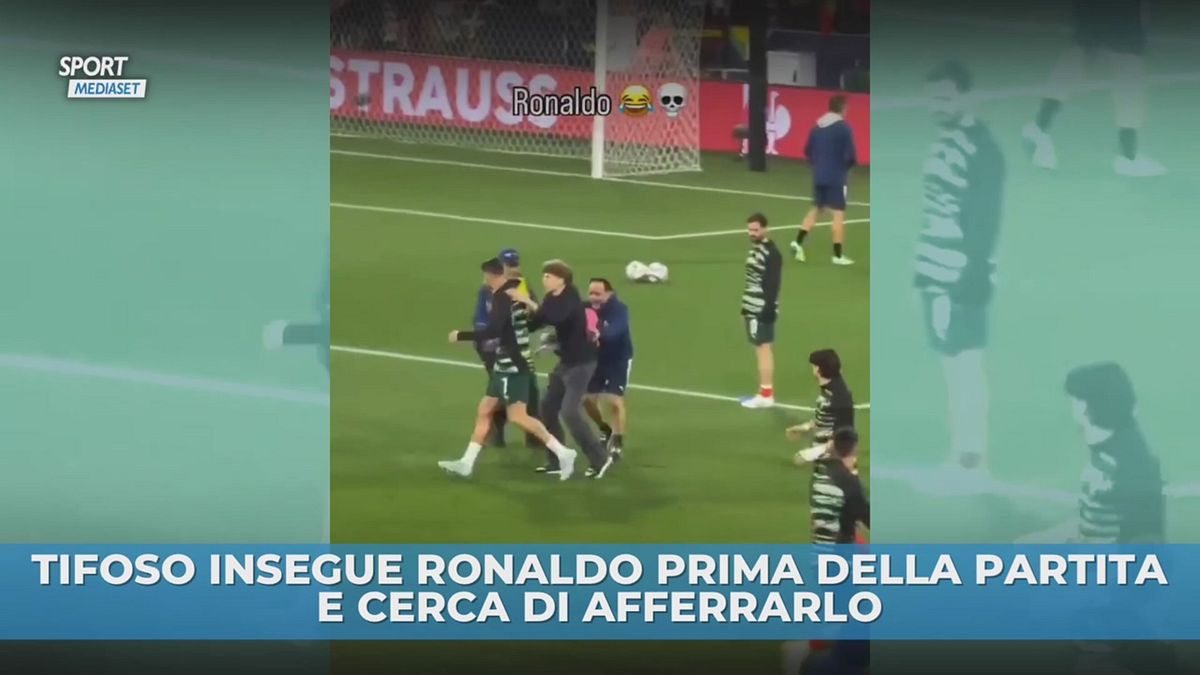 Tifoso insegue Ronaldo prima della partita e cerca di afferrarlo