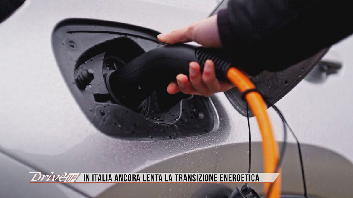 L'Editoriale: mercato auto, in Italia lenta la transizione energetica