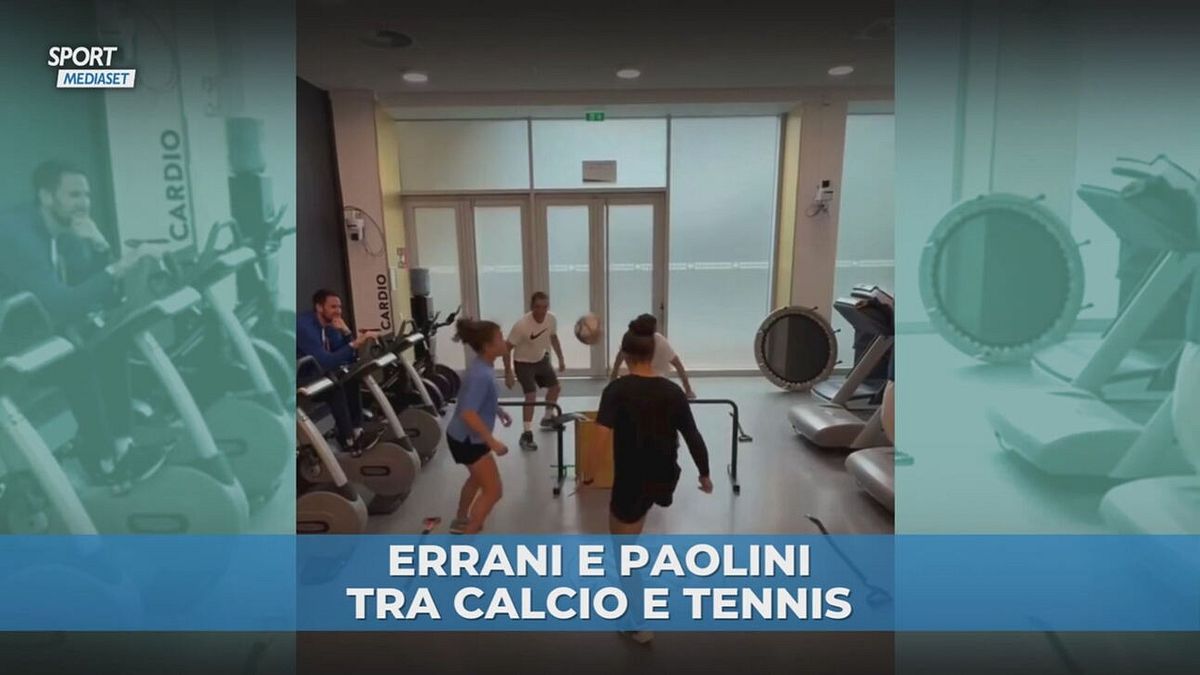 Riscaldamento tra calcio e tennis per le campionesse del doppio al Roland Garros