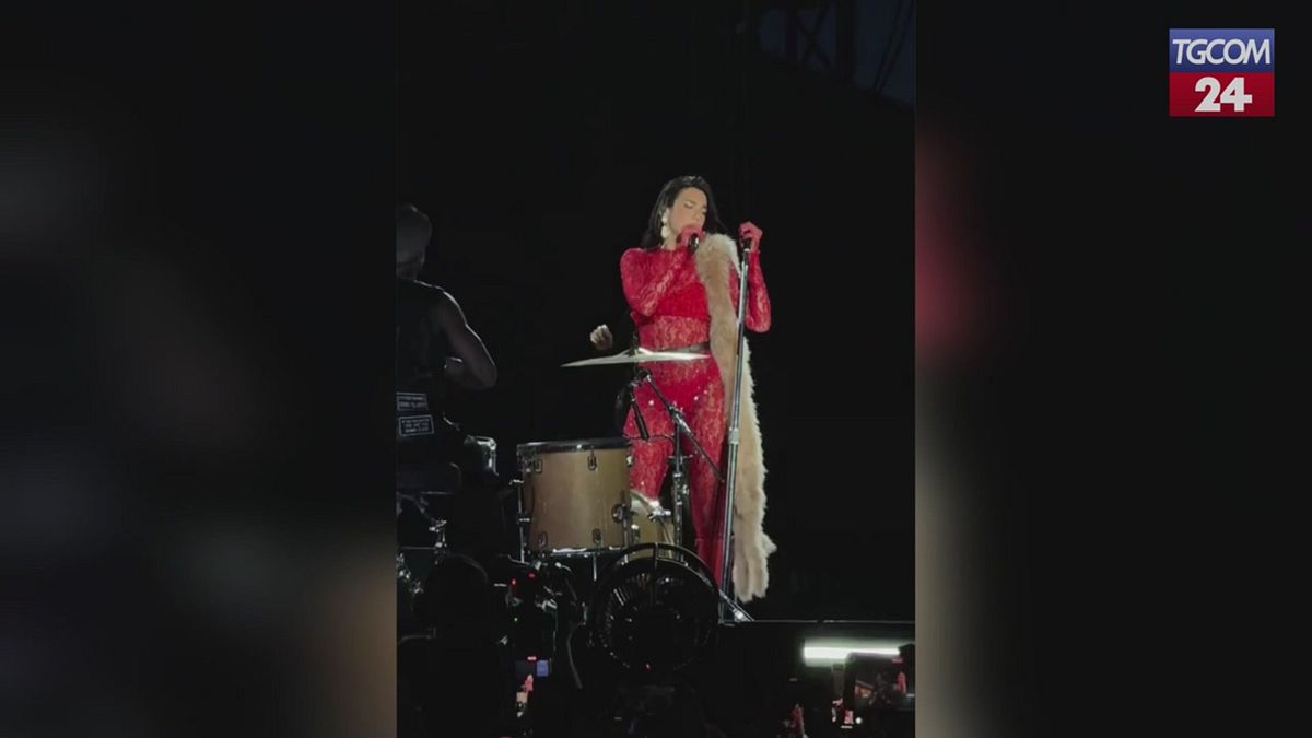 Milano, Dua Lipa canta Raffaella Carrà